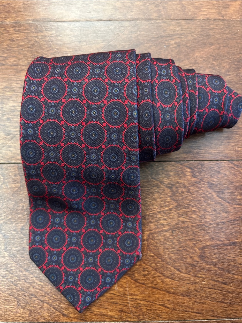 Anselmo Dionisio Classic Medallion Pattern Men's 100% Silk Tie